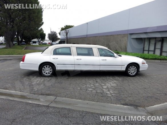 2004 LCW Lincoln Town Car 6-Door Limousine