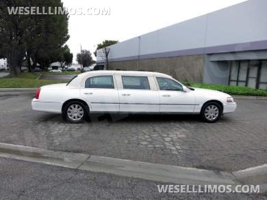 2004 LCW Lincoln Town Car 6-Door Limousine