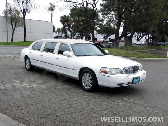 2004 LCW Lincoln Town Car 6-Door Limousine