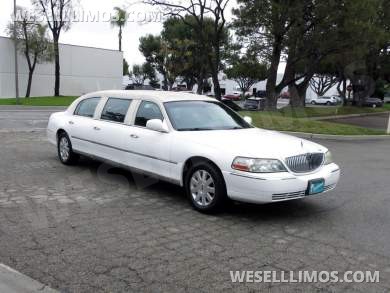 2004 LCW Lincoln Town Car 6-Door Limousine