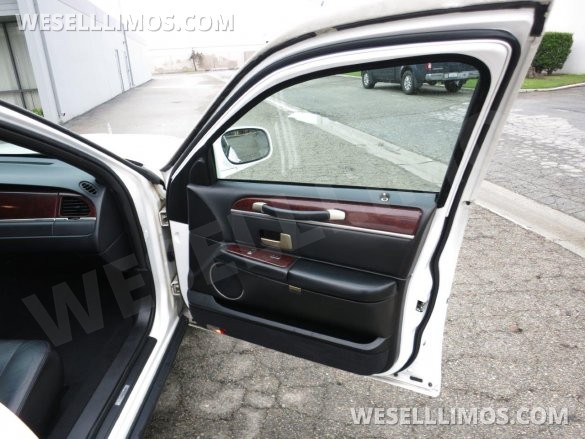 2004 LCW Lincoln Town Car 6-Door Limousine