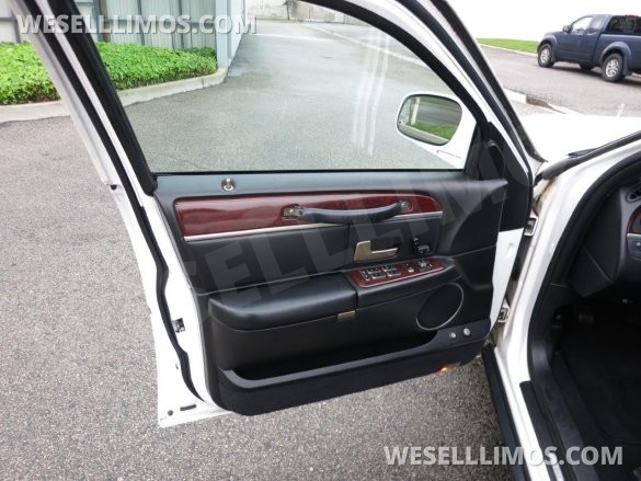 2004 LCW Lincoln Town Car 6-Door Limousine