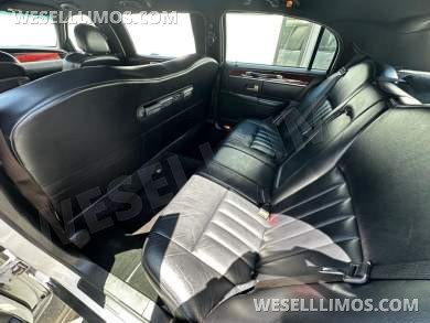 2004 LCW Lincoln Town Car 6-Door Limousine