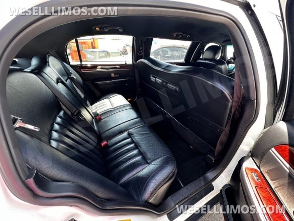 2004 LCW Lincoln Town Car 6-Door Limousine