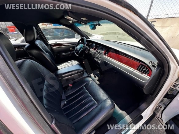 2004 LCW Lincoln Town Car 6-Door Limousine