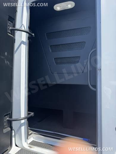 2017 Ford F550 Limo Bus for Sale in Laguna Niguel, California, US - Photo 4