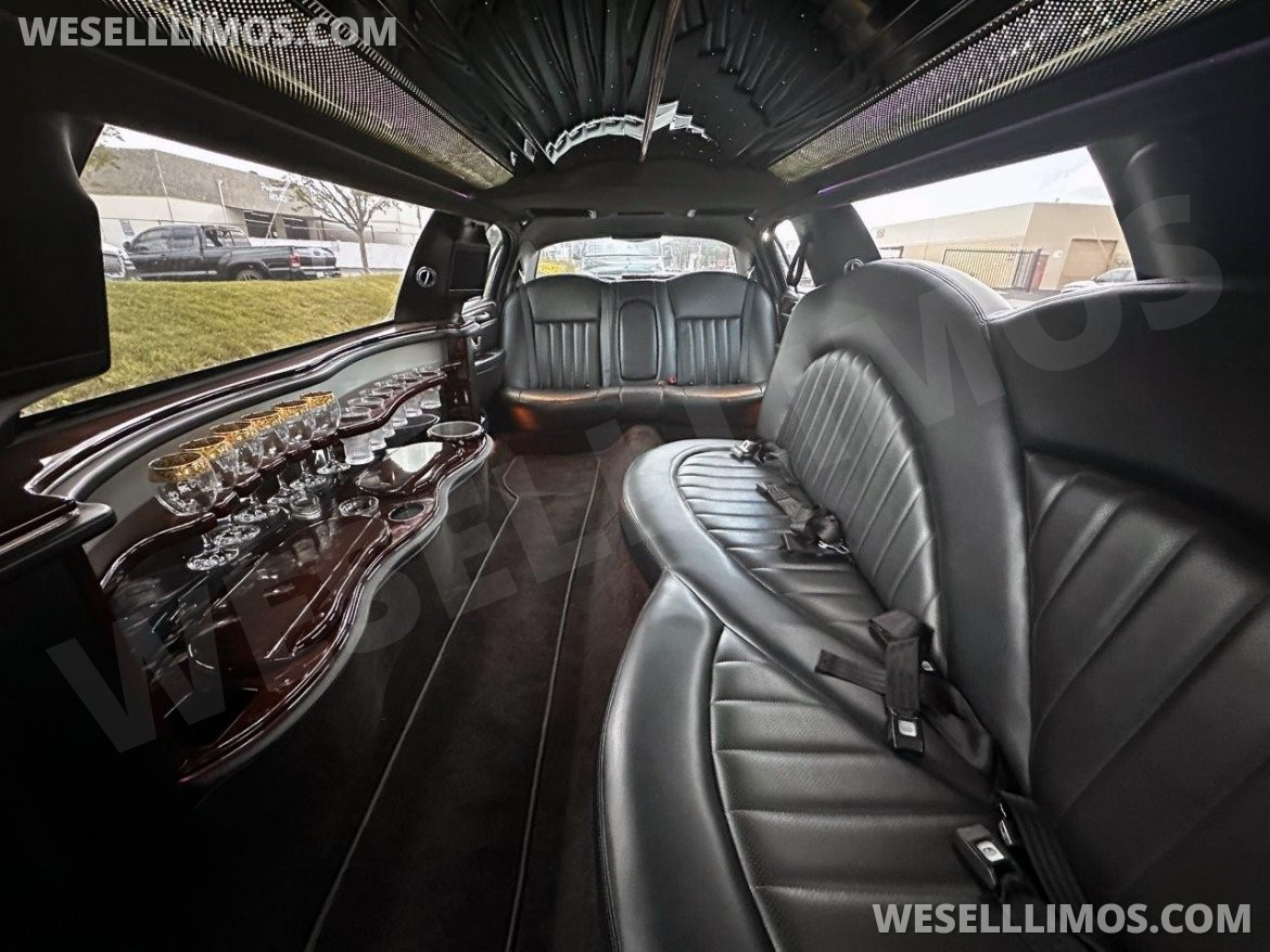 Limousine for sale: 2007 Lincoln Town Car 5-Door Limo by Executive Coach Builders
