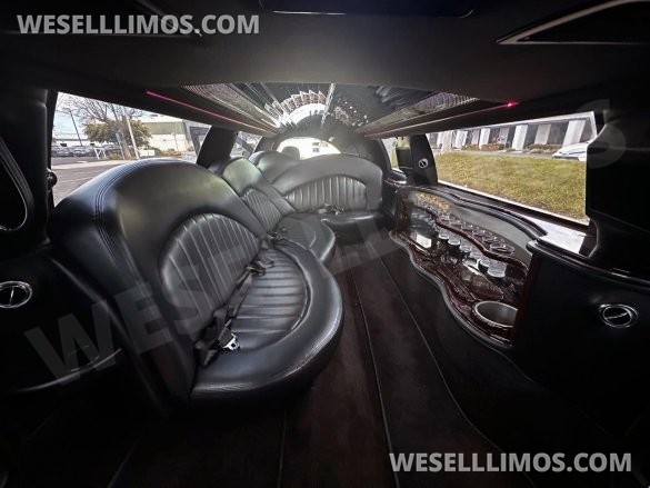 2007 Lincoln Town Car 5-Door Limo Limousine for Sale in Carson, CA - Photo 2