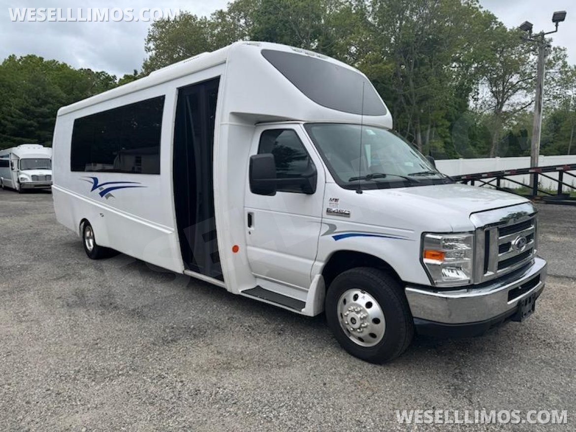 Executive Shuttle for sale: 2017 Ford E450 by Berkshire