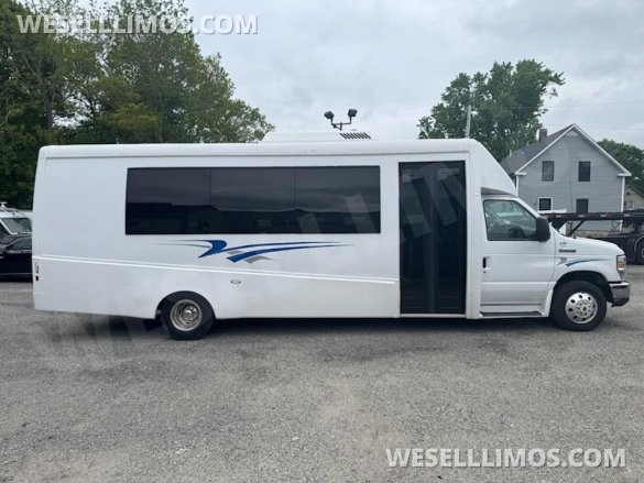 2017 Berkshire Ford E450 Executive Shuttle