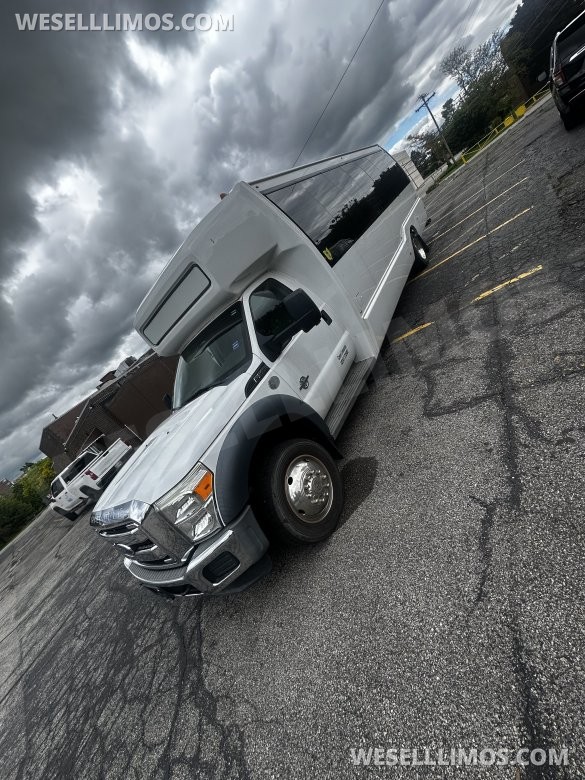 2015 Ford F550 Limo 28-Passenger Bus Used with Low miles