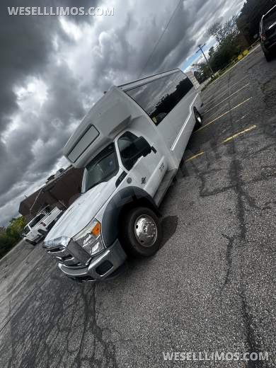 2015 Ford F550 Limo 28-Passenger Bus Used with Low miles