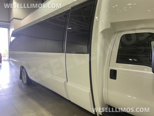2015 Ford F550 Limo 28-Passenger Bus Used with Low miles