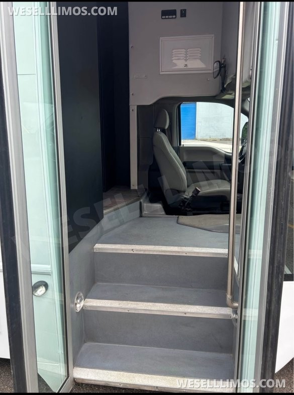 2017 Custom Mobile Conversions Ford F550 Limo Bus
