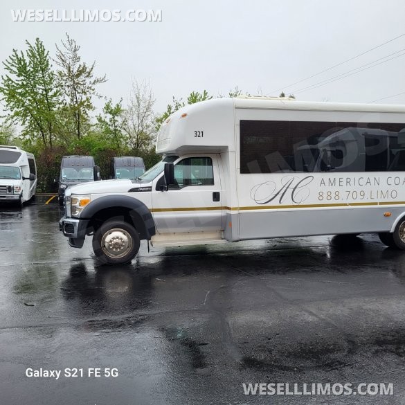 2015 Ford F550 Executive Shuttle for Sale in Addison, IL - Photo 2