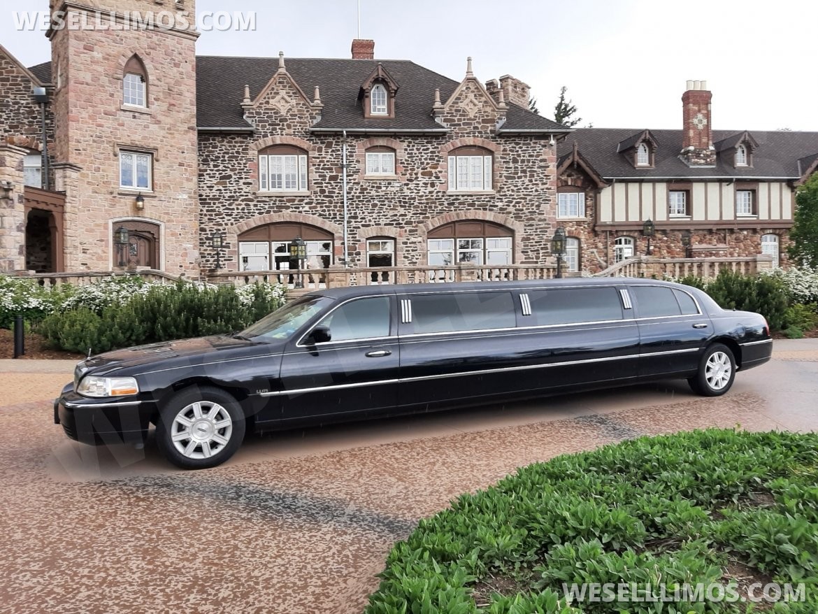 Limousine for sale: 2011 Lincoln Town car by Dabryan