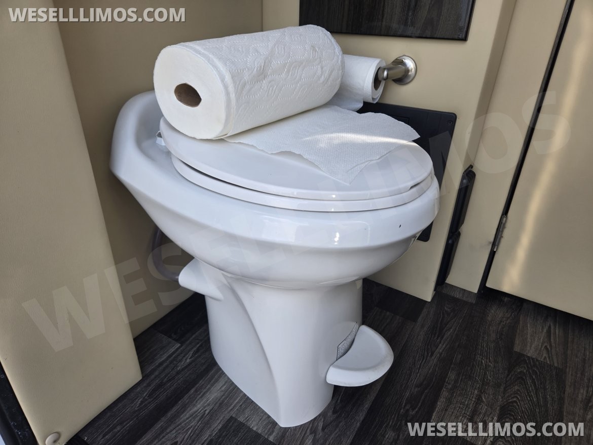 Photo of Sprinter for sale: 2019 Mercedes-Benz Luxe Cruiser Luxury Sprinter by Midwest Automotive Designs