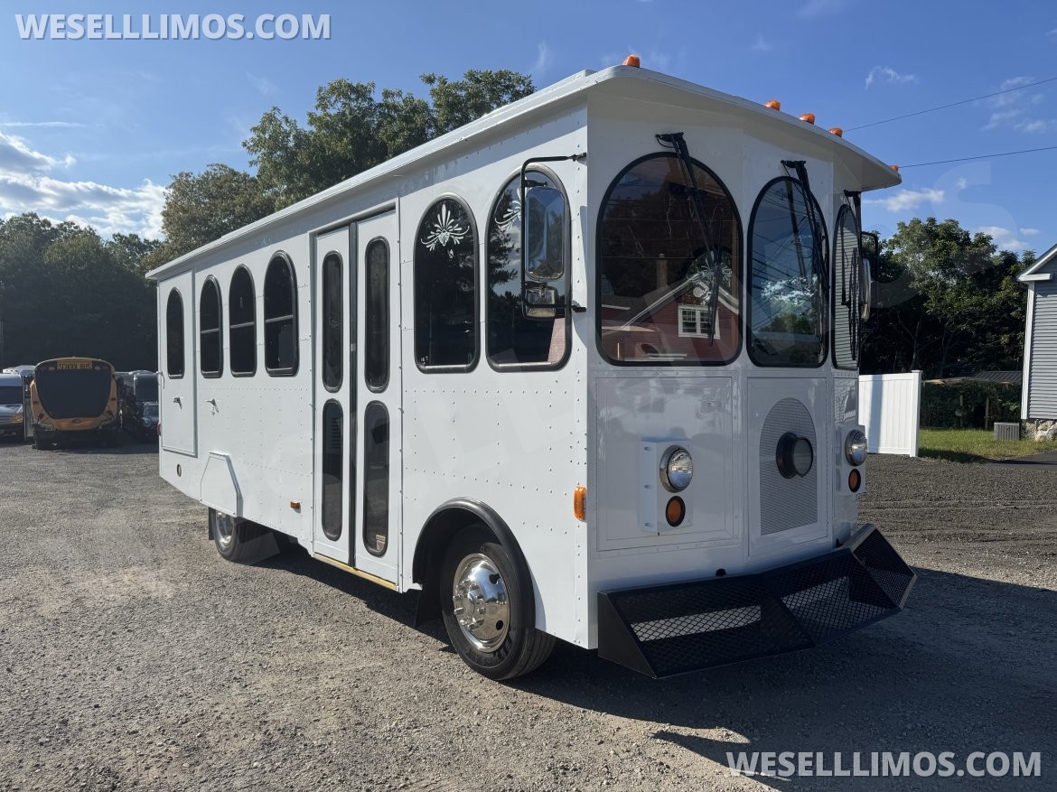 Trolley for sale: 2006 Ford F53 by Hometown Villager Trolley