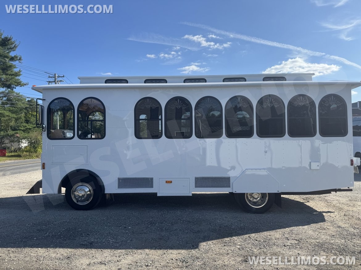 Photo of Trolley for sale: 2006 Ford F53 by Hometown Villager Trolley