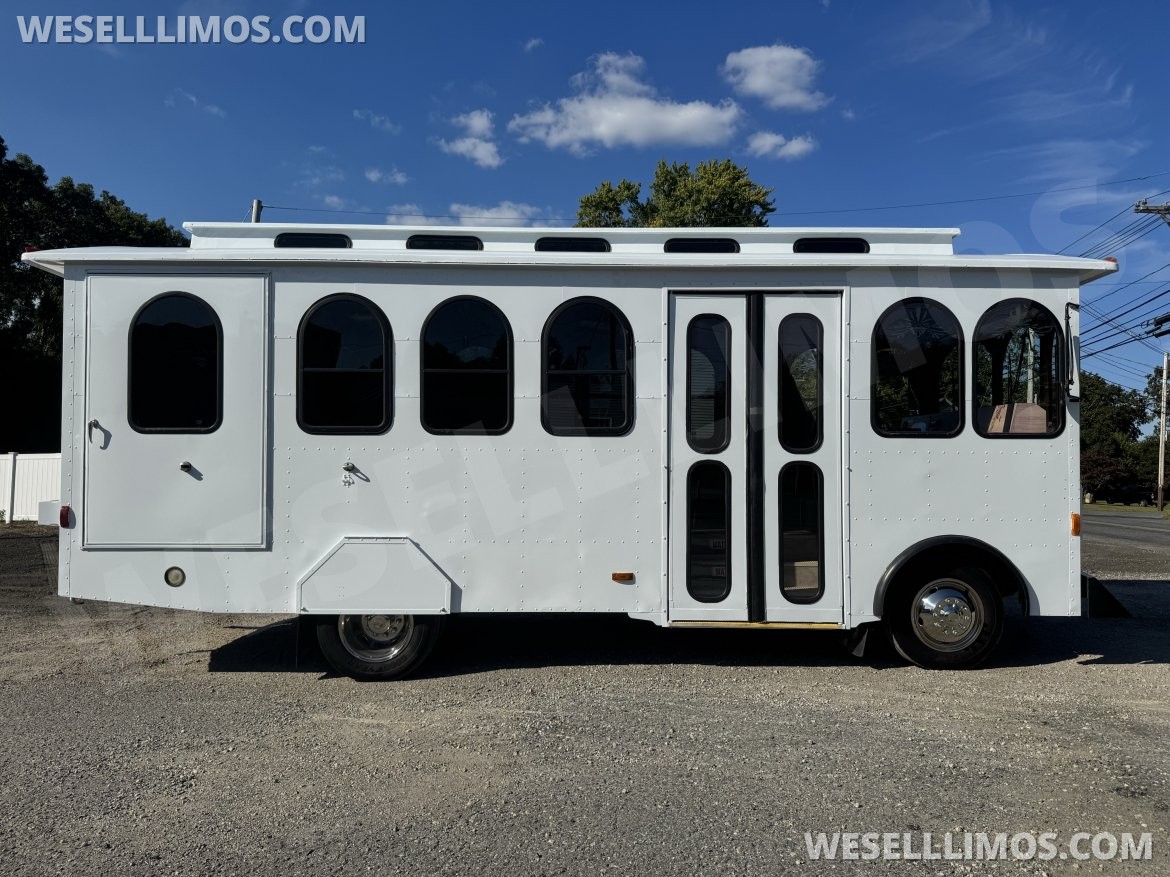 Photo of Trolley for sale: 2006 Ford F53 by Hometown Villager Trolley