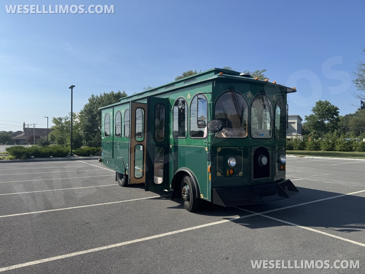 Trolley for sale: 2006 Ford F53 by Hometown Villager Trolley