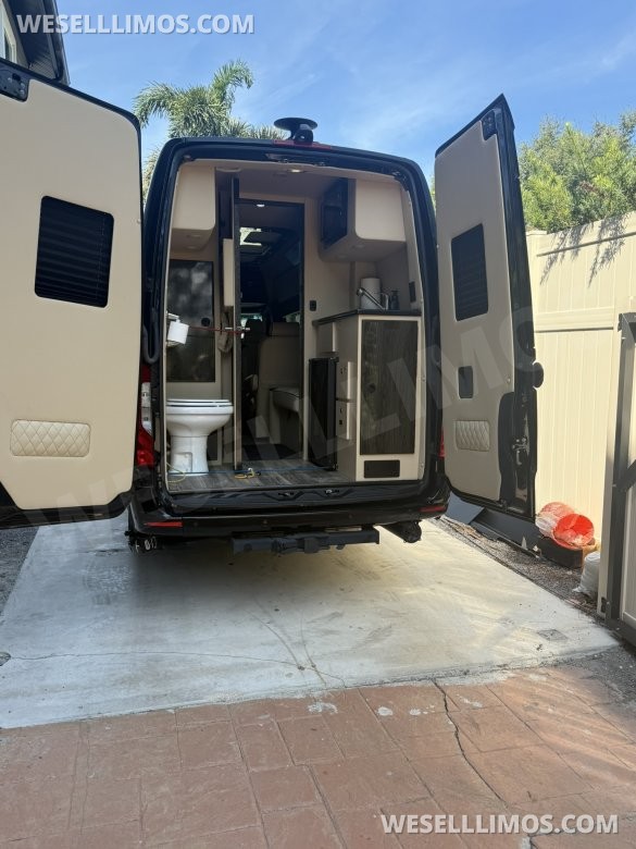 2024 Ultimate Toy Mercedes-Benz Coach with Bath (Black) Sprinter