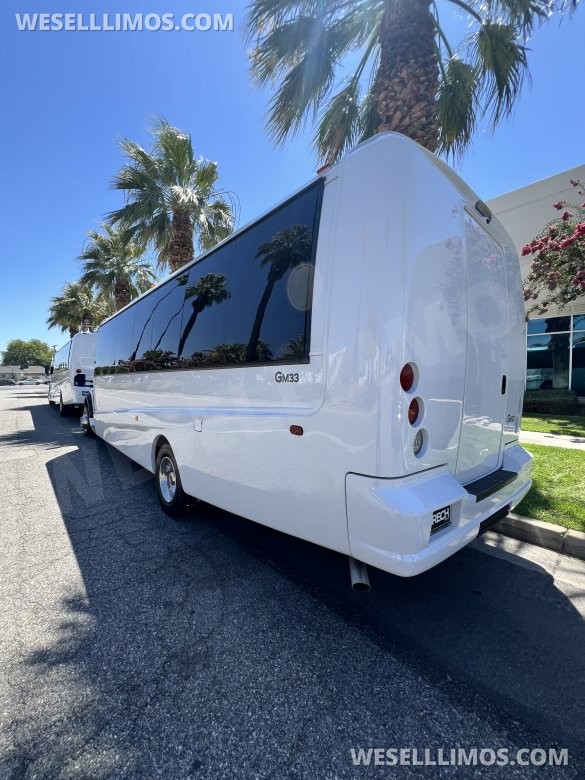 2016 Ford F550 Executive Shuttle for Sale in Laguna Niguel, CA - Photo 3