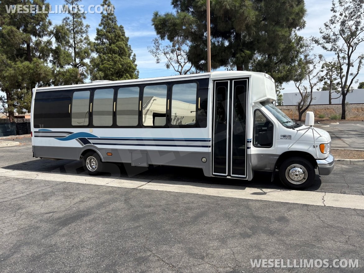 Limo Bus for sale: 2000 Ford Terra Transit E450 by Turtle Top