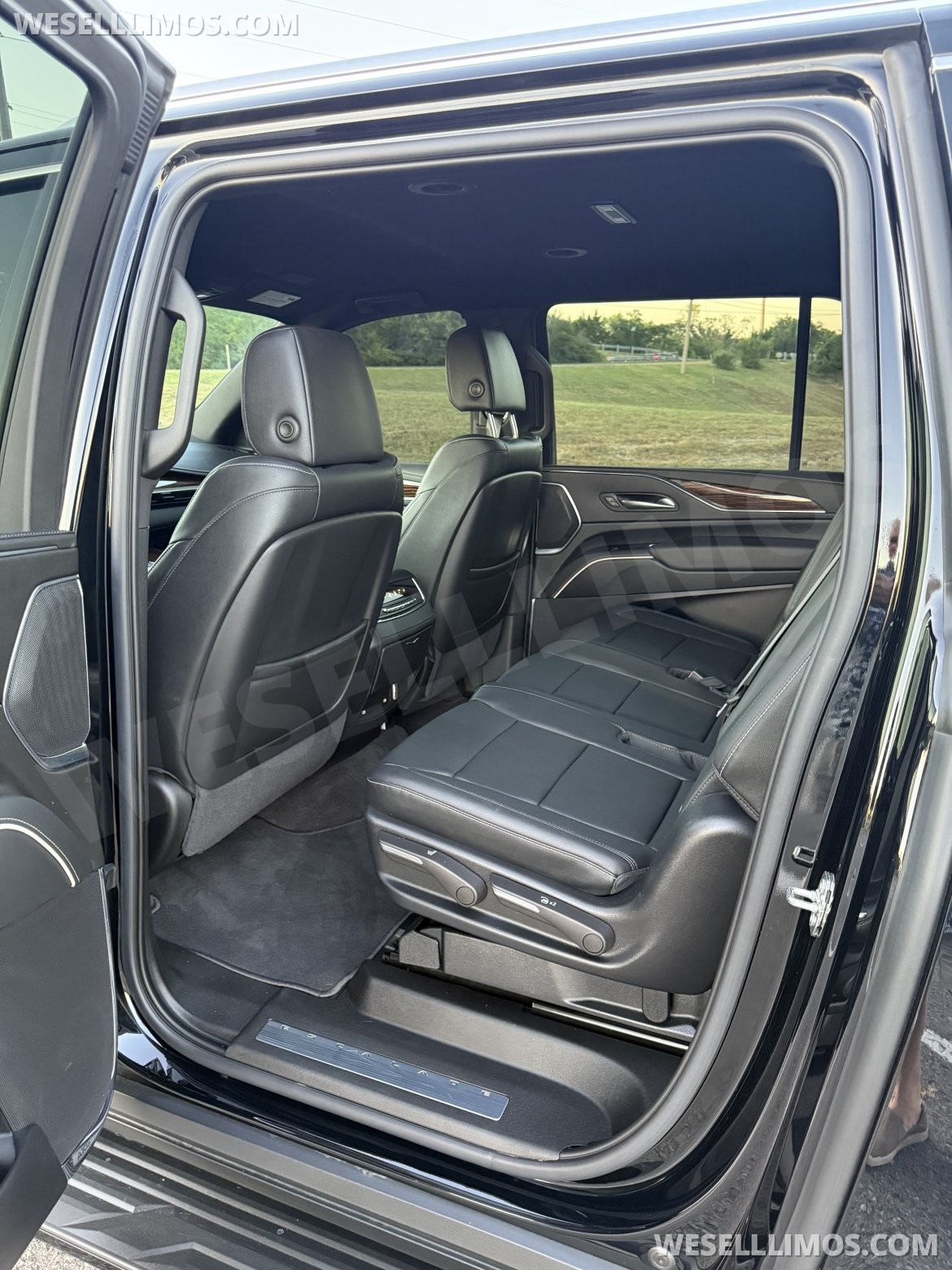 Photo of SUV for sale: 2023 Cadillac Escalade ESV Luxury 4wd
