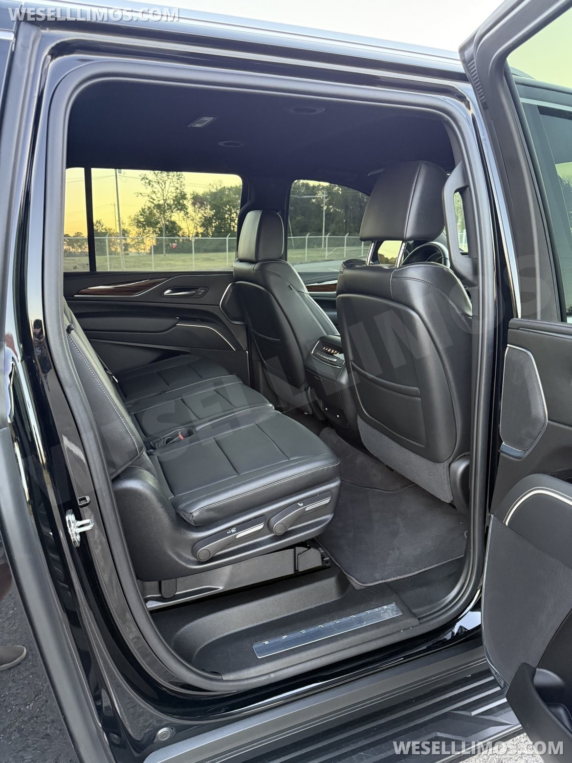 Photo of SUV for sale: 2023 Cadillac Escalade ESV Luxury 4wd