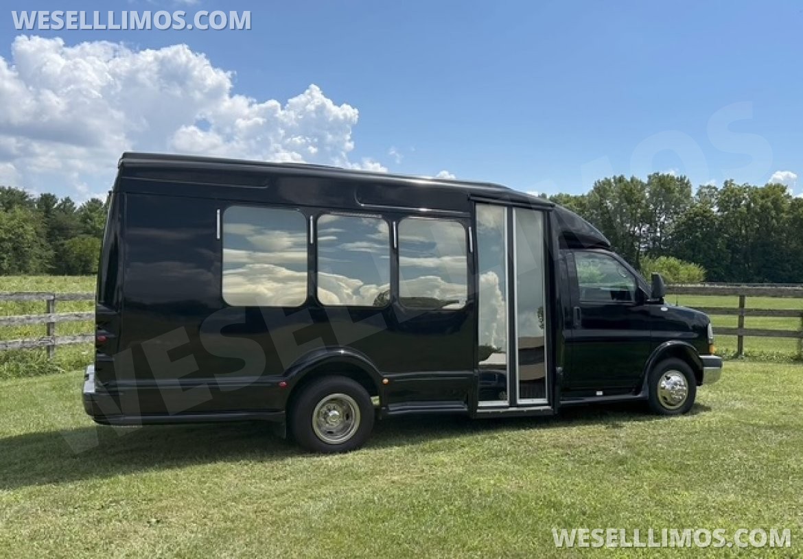 Limo Bus for sale: 2008 Chevrolet G3500 28" by Turtletop