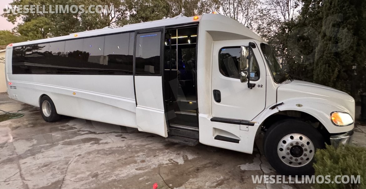 Photo of Shuttle Bus for sale: 2018 Freightliner Shuttle 45&quot; by Freightliner garage