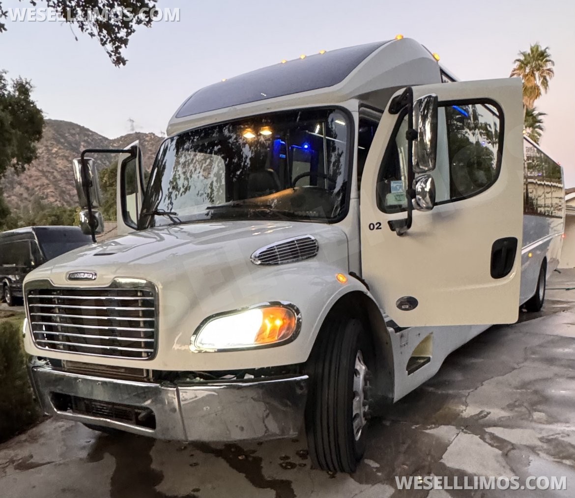 Photo of Shuttle Bus for sale: 2018 Freightliner Shuttle 45&quot; by Freightliner garage
