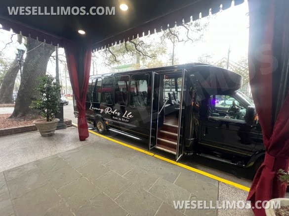 2014 Ford E450 Super Duty Executive Shuttle