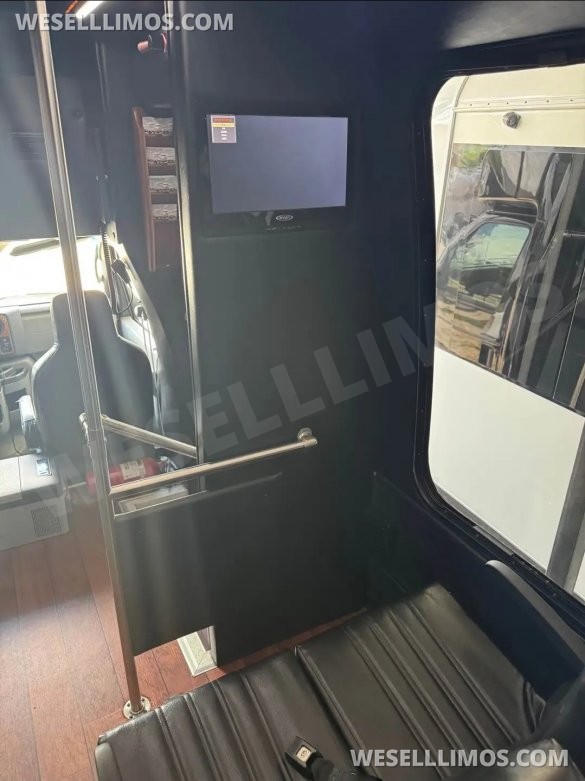 2014 Ford E450 Super Duty Executive Shuttle