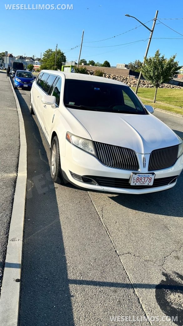 2013 Lincoln Mkt Limousine for Sale in Raynham, MA - Photo 3