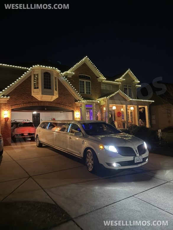 2016 5 Door Royale Lincoln MKT Limousine