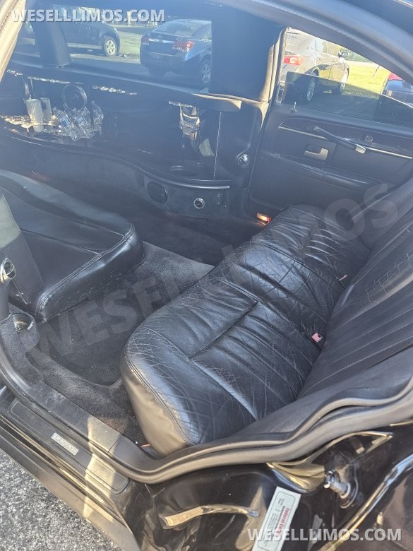 2007 Lincoln Town Car limo  Limousine