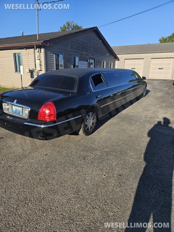 2007 Lincoln Town Car limo  Limousine