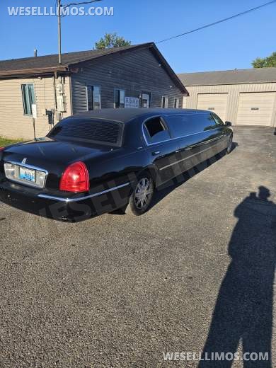 2007 Lincoln Town Car limo  Limousine