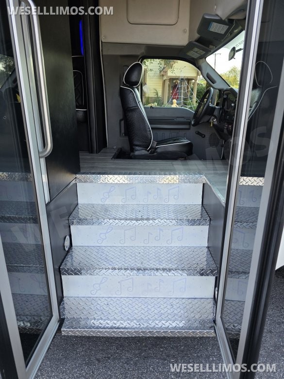 2014 Starcraft  Ford F550  Limo Bus