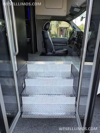 2014 Starcraft  Ford F550  Limo Bus