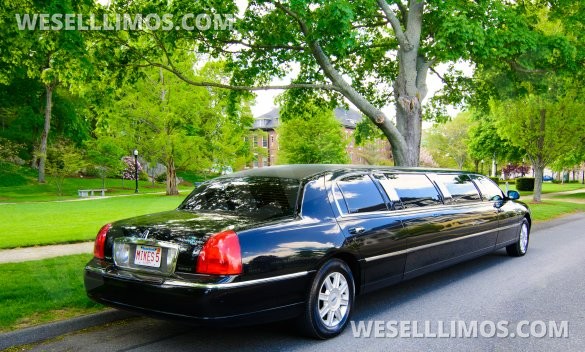 2006 Royale Lincoln Town Car Limousine