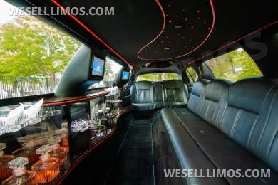 2011 Royale Limousine Lincoln Town Car Limousine