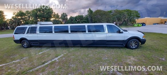 Ultra Stretch S.U.V 18-Passenger Lincoln Navigator Limousine