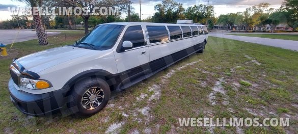 Ultra Stretch S.U.V 18-Passenger Lincoln Navigator Limousine
