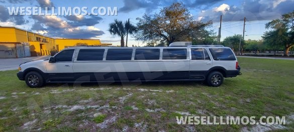 Ultra Stretch S.U.V 18-Passenger Lincoln Navigator Limousine