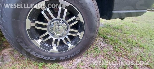 Ultra Stretch S.U.V 18-Passenger Lincoln Navigator Limousine