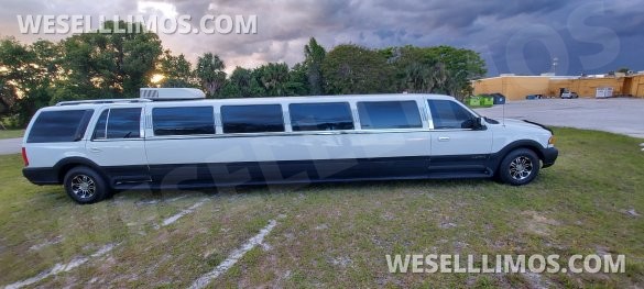Ultra Stretch S.U.V 18-Passenger Lincoln Navigator Limousine