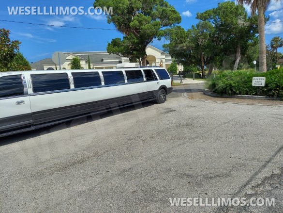 Ultra Stretch S.U.V 18-Passenger Lincoln Navigator Limousine